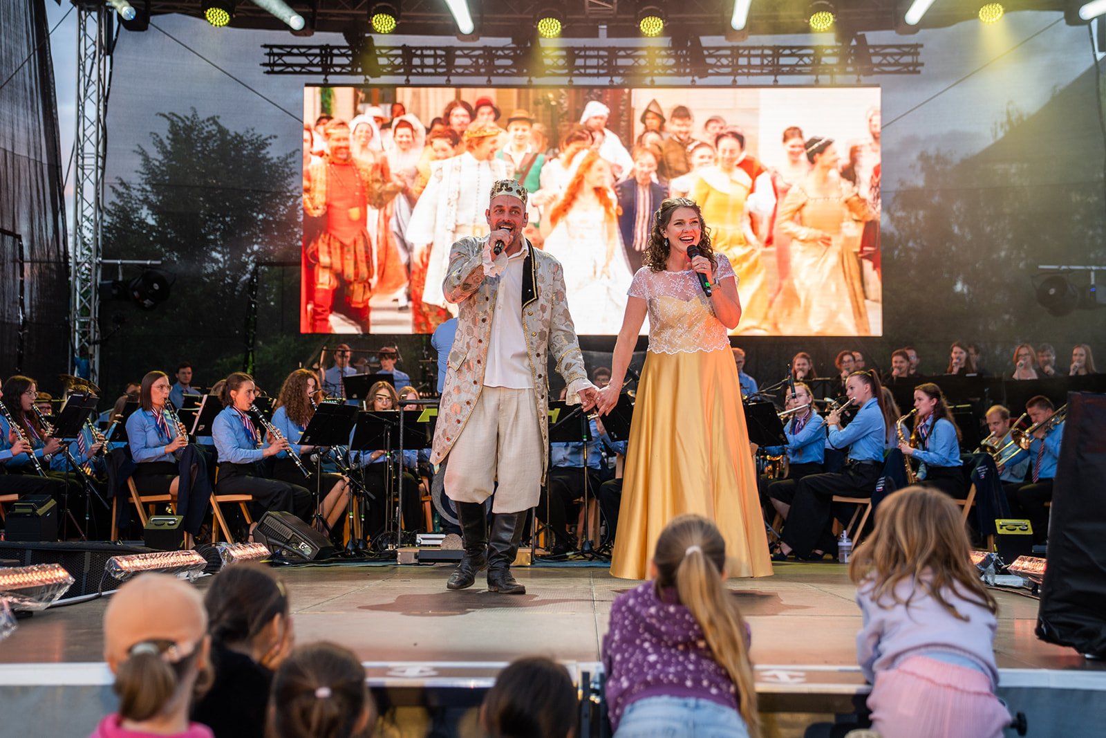 Jan Budař, pódium s molem nebo gorila létající nad hlavami muzikantů. Zábřežské Notování s velkolepou show
